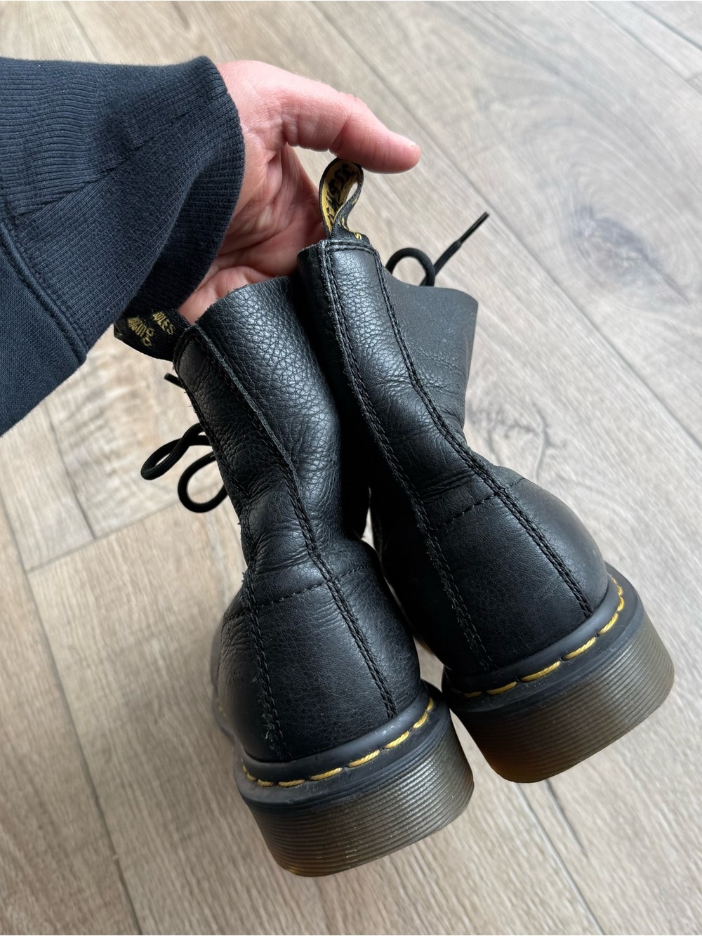 Doc Martens 1460 Pascal Virginia leather lace up boots size 7 women black 8-eye - Picture 4 of 8
